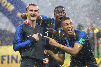 França goleia Croácia na final e é bicampeã da Copa, Esportes