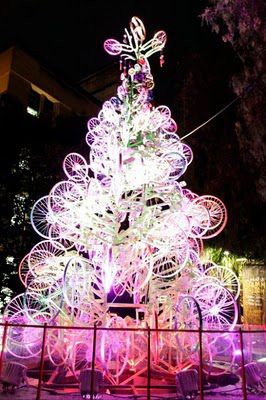 [foto: arbol de Navidad de bicis]
