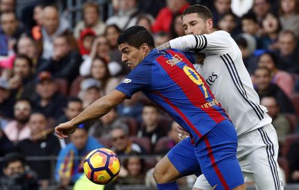 Resultado de imagen de ramos vs suarez temporada 16-17